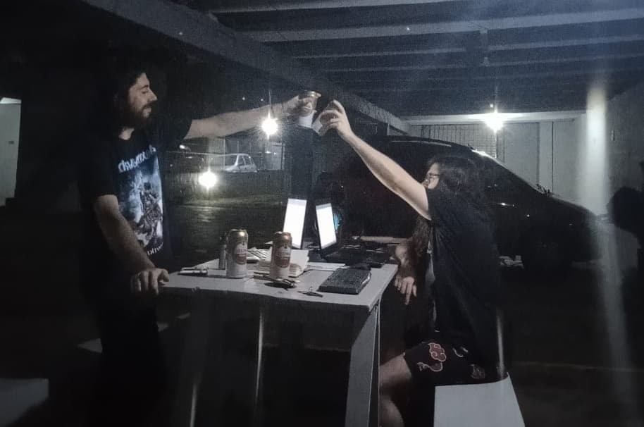 Brindando Amstel após concluir projetos importantes